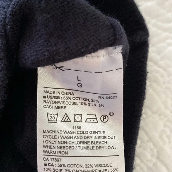 Men’s Banana Republic long sleeve navy sweater with white V neck detail - Picture 8 of 8